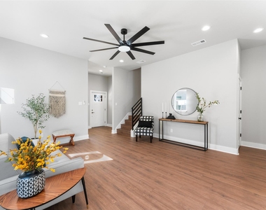 612 1/2 N Robinson Street - Photo Thumbnail 5