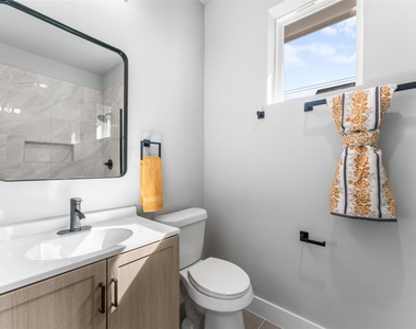 612 1/2 N Robinson Street - Photo Thumbnail 15