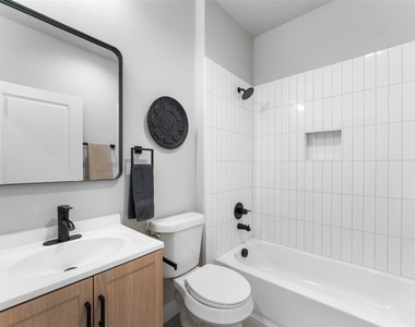 612 1/2 N Robinson Street - Photo Thumbnail 20