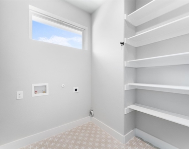 612 1/2 N Robinson Street - Photo Thumbnail 17