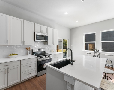 612 1/2 N Robinson Street - Photo Thumbnail 8