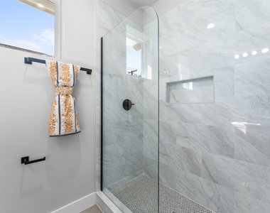 612 1/2 N Robinson Street - Photo Thumbnail 16