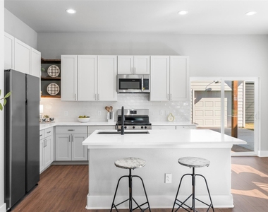 612 1/2 N Robinson Street - Photo Thumbnail 12
