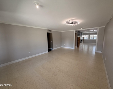 13139 W Seville Drive - Photo Thumbnail 10