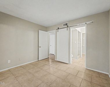 3301 E Earll Drive - Photo Thumbnail 8