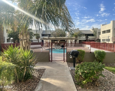3301 E Earll Drive - Photo Thumbnail 20