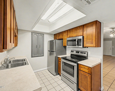 3301 E Earll Drive - Photo Thumbnail 4