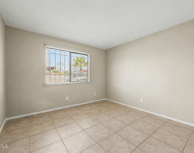3301 E Earll Drive - Photo Thumbnail 13