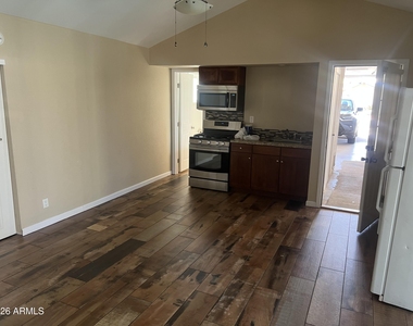 1031 W Romo Jones Street - Photo Thumbnail 7