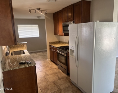 1031 W Romo Jones Street - Photo Thumbnail 3