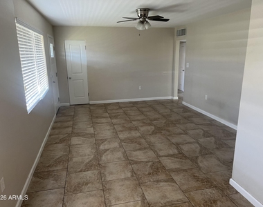 1031 W Romo Jones Street - Photo Thumbnail 5