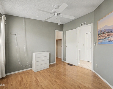 1952 E Augusta Avenue - Photo Thumbnail 13