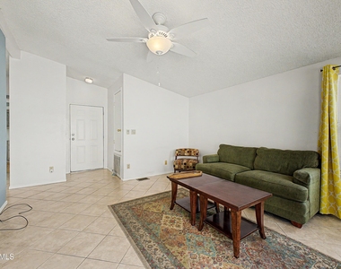 1952 E Augusta Avenue - Photo Thumbnail 4