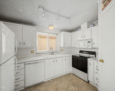 1952 E Augusta Avenue - Photo Thumbnail 8