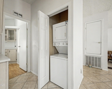 1952 E Augusta Avenue - Photo Thumbnail 15