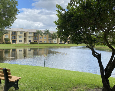 100 Crestwood Court N - Photo Thumbnail 4