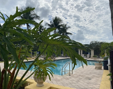 100 Crestwood Court N - Photo Thumbnail 23