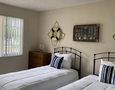 100 Crestwood Court N - Photo Thumbnail 16