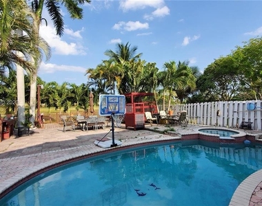 4— Sw 82nd Way - Photo Thumbnail 2