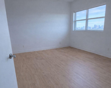 14951 Royal Oaks Lane - Photo Thumbnail 3