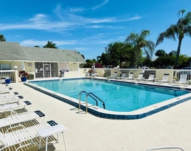 1520 Se Royal Green Circle - Photo Thumbnail 31