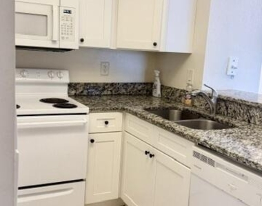 1520 Se Royal Green Circle - Photo Thumbnail 2