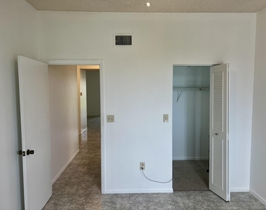 108 Half Moon Circle - Photo Thumbnail 17