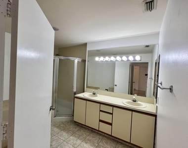 108 Half Moon Circle - Photo Thumbnail 11