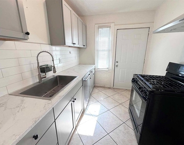 2305 Nw 15th Street - Photo Thumbnail 8