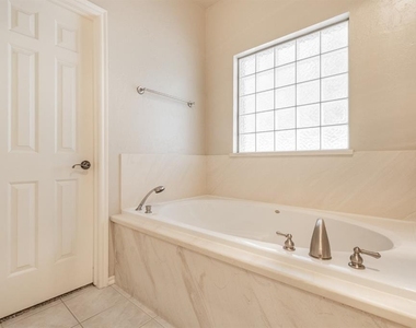 4001 Ne 138th Terrace - Photo Thumbnail 17