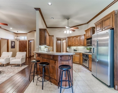16616 Hardwood Place - Photo Thumbnail 13