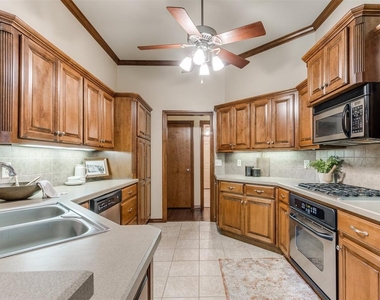 16616 Hardwood Place - Photo Thumbnail 14