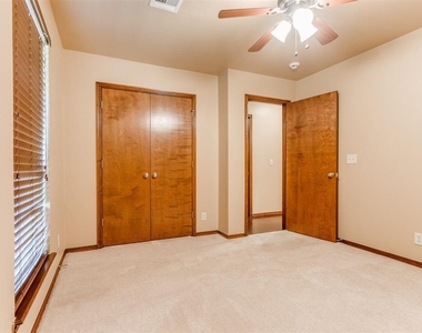 16616 Hardwood Place - Photo Thumbnail 32