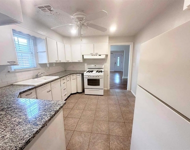 4605 N Hammond Avenue - Photo Thumbnail 6