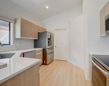 10201 Lexington Lakes Boulevard N - Photo Thumbnail 12