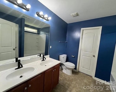 4828 Lynn Lee Circle - Photo Thumbnail 7