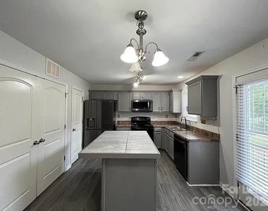 4828 Lynn Lee Circle - Photo Thumbnail 2