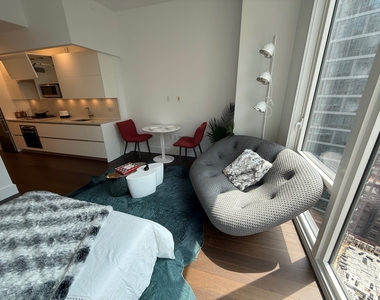 222 East 44th Street - Photo Thumbnail 3