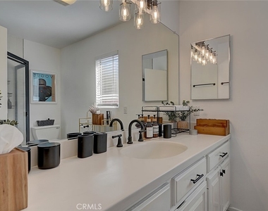 444 N Shattuck Place - Photo Thumbnail 26
