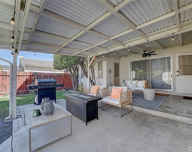 444 N Shattuck Place - Photo Thumbnail 10