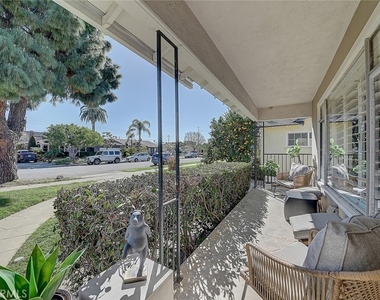 444 N Shattuck Place - Photo Thumbnail 3