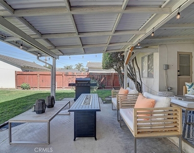 444 N Shattuck Place - Photo Thumbnail 7