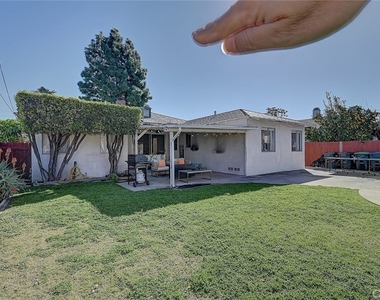 444 N Shattuck Place - Photo Thumbnail 4