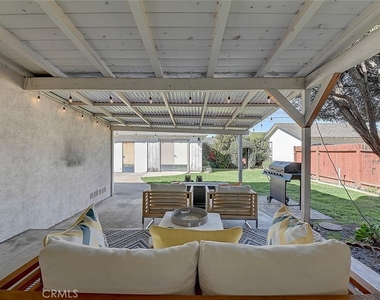 444 N Shattuck Place - Photo Thumbnail 11
