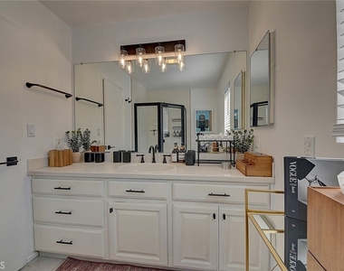 444 N Shattuck Place - Photo Thumbnail 54