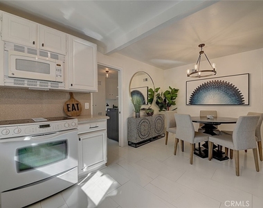 444 N Shattuck Place - Photo Thumbnail 32
