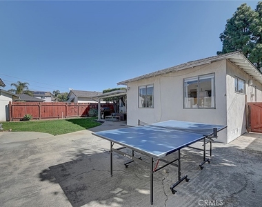 444 N Shattuck Place - Photo Thumbnail 12