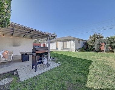 444 N Shattuck Place - Photo Thumbnail 5
