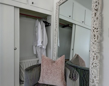 444 N Shattuck Place - Photo Thumbnail 13