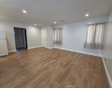 18152 Rayen Street - Photo Thumbnail 3